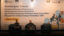 Koordinator dan Kasi dari Bidang Intelijen Kejati Kalbar saat memaparkan materi antikorupsi dalam Bimtek P2SP di Hotel Mercure dan Hotel Harris Pontianak. (Dok. HO/Faktakalbar.id)