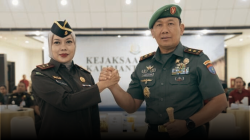 Pangdam XII/Tpr Mayjen TNI Jamallulael dan Kajati Kalbar Ahelya Abustam berjabat tangan setelah menandatangani naskah perjanjian kerja sama di Pontianak. (Dok. HO/Faktakalbar.id)