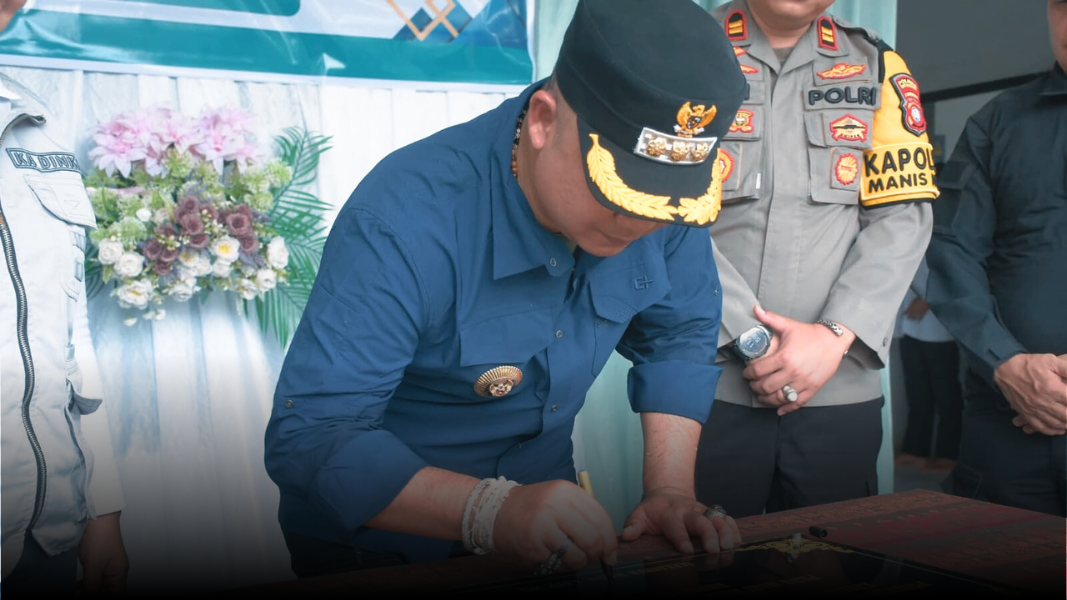 Bupati Ketapang memberikan sambutan dalam deklarasi ODF dan launching layanan Pustu–Posyandu terpadu di Desa Asam Besar, Manis Mata, Rabu (23/07/2025). (Dok. HO/Faktakalbar.id)