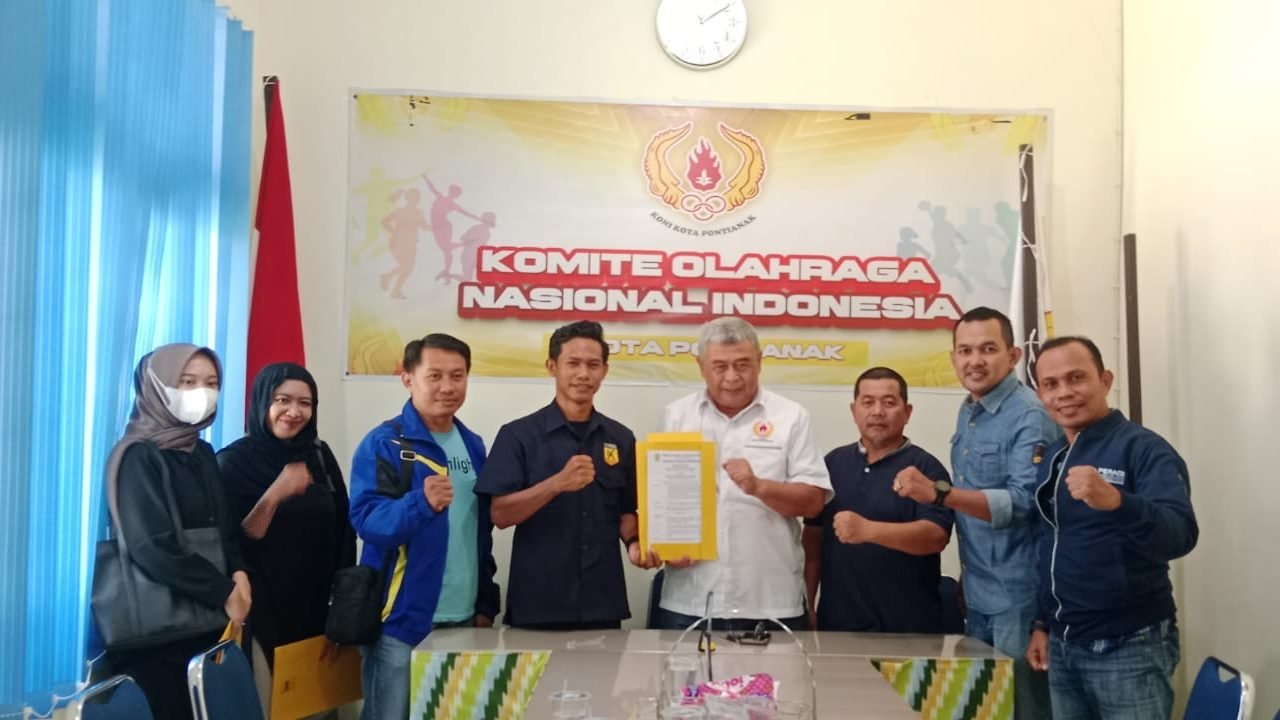 Ketua Umum KONI Kota Pontianak, Nanang Setiabudi, secara simbolis menyerahkan bantuan dana pembinaan kepada salah satu perwakilan cabang olahraga di Pontianak.