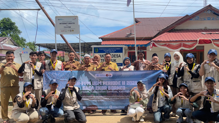 Mahasiswa KKN UGM berfoto bersama aparat Desa Temajuk, Kecamatan Paloh, Kabupaten Sambas, Jumat (11/7/2025). (dok.ist)