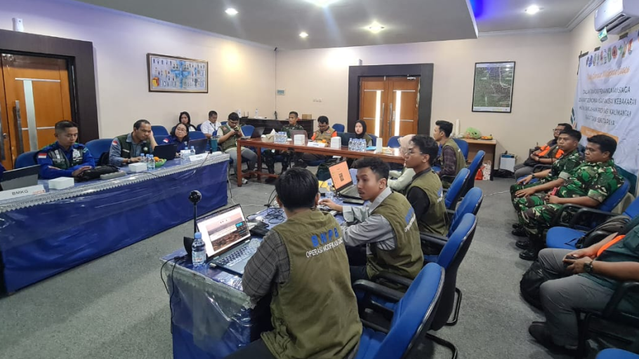 Kepala BNPB memimpin rapat koordinasi penanganan karhutla bersama satuan dan instansi terkait di Kalimantan Barat. (Dok. HO/Faktakalbar.id)