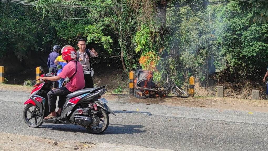 Satu Unit Motor Hangus Dilalap Api di Jalan Jenderal Sudirman, Sanggau, Selasa (29/7/2025). (Dok. Ist)