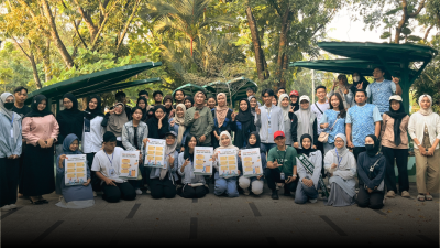 Peserta aksi lingkungan Novo Club Pontianak dan The Local Champions berfoto bersama saat gelar kegiatan bersih-bersih di taman kota Pontianak. (Dok. Ist)