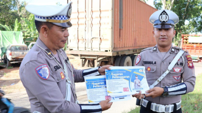 Polisi membagikan brosur lalu lintas kepada pengendara dalam Operasi Patuh Kapuas di Kubu Raya. (Dok. Polres Kubu Raya)