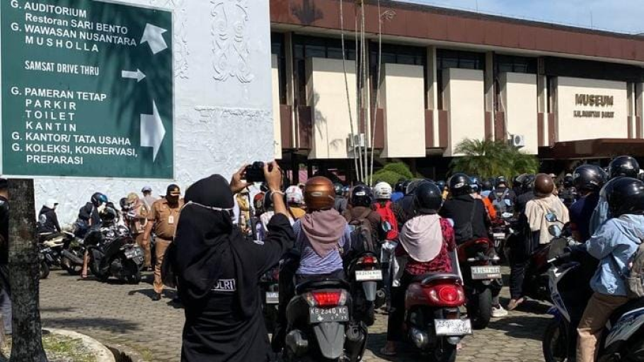 Petugas Ditlantas Polda Kalbar melakukan pemeriksaan kendaraan bermotor di Jalan Ahmad Yani, Pontianak, dalam rangka Operasi Patuh Kapuas 2025. (Dok. HO/Faktakalbar.id)