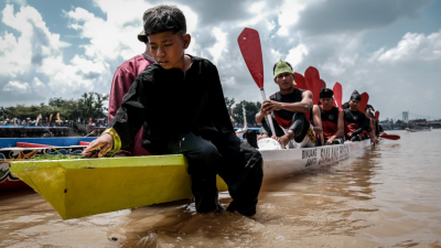 Anak kecil bersiap menari di ujung perahu sebelum Pacu Jalur dimulai di Kuantan Singingi, Riau. (Dok. Kemenparekraf)