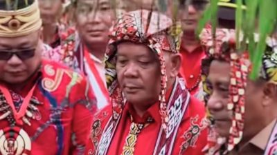 Yohanes Ontot dan Krisantus Kurniawan membuka Gawai Dayak ke-21 di Rumah Betang Dori’ Mpulor, Sanggau. (Dok. HO/Faktakalbar.id)