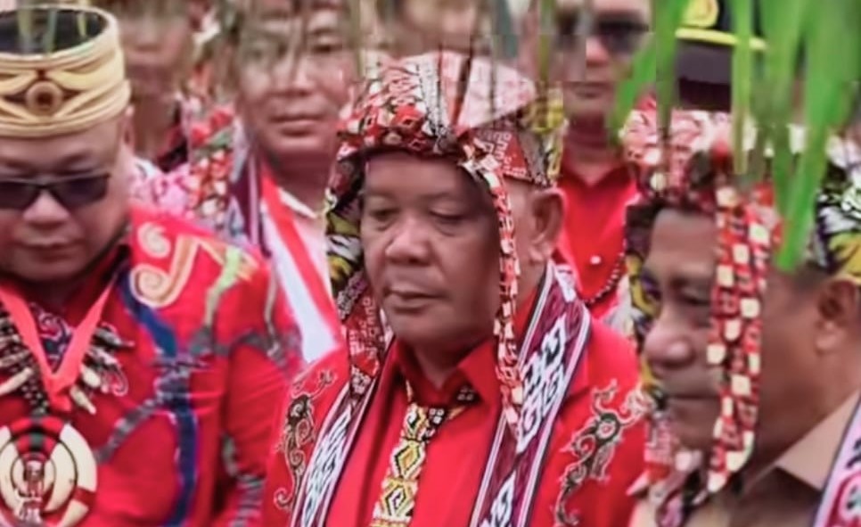 Yohanes Ontot dan Krisantus Kurniawan membuka Gawai Dayak ke-21 di Rumah Betang Dori’ Mpulor, Sanggau. (Dok. HO/Faktakalbar.id)
