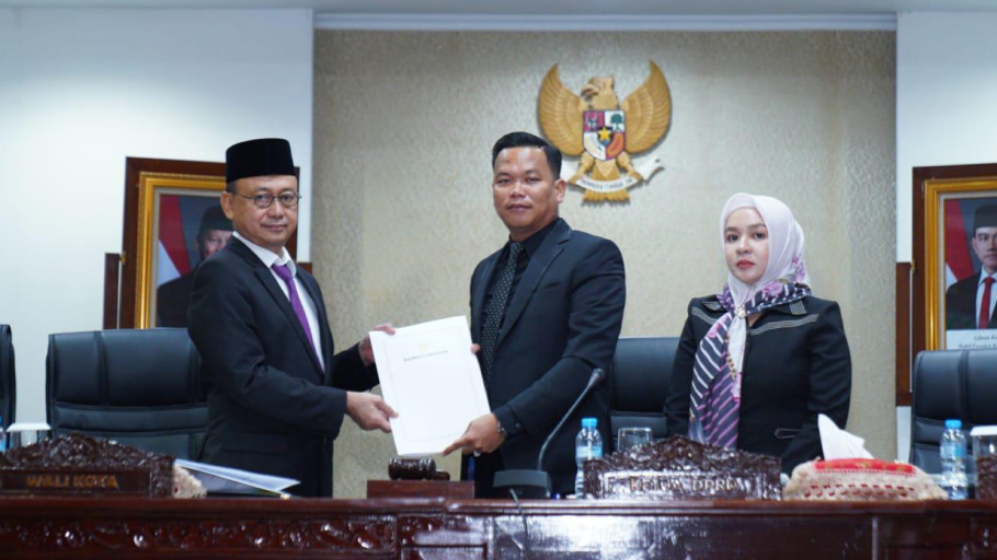 Wali Kota Pontianak menyampaikan laporan pertanggungjawaban APBD 2024 dalam rapat paripurna DPRD. (Dok. HO/Faktakalbar.id)