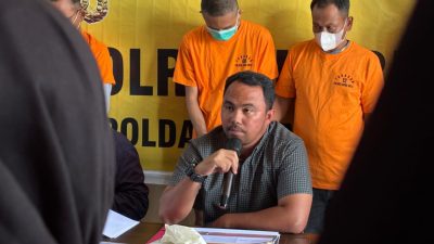 "Kasat Reskrim Polres Kubu Raya, AKP Hafiz Febrandani (tengah), didampingi Kasubsi Penmas Aiptu Ade, saat memberikan keterangan pers terkait kasus pencabulan oleh oknum pengasuh lembaga agama, Selasa (22/7/2025)."