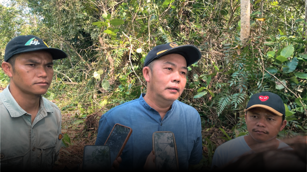 Wakil Ketua DPRD Sambas dan perwakilan Polres Sambas saat meninjau lokasi lahan pertanian bersama pelajar SMKN 1 Teluk Keramat. (Dok. Faktakalbar.id)