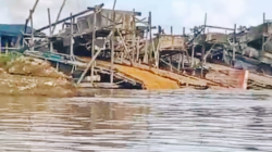Penambangan emas ilegal di Sungai Kapuas, Sanggau, menggunakan alat berat tanpa izin. (Dok. Ist)