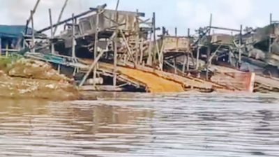 Penambangan emas ilegal di Sungai Kapuas, Sanggau, menggunakan alat berat tanpa izin. (Dok. Ist)