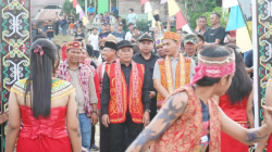 Wakil Bupati Kapuas Hulu Sukardi menutup secara resmi Pekan Gawai Dayak Ke-III di Desa Lebak Najah, Silat Hulu. (Dok. Instagram/@prokopim.kapuashulu)