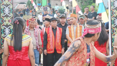 Wakil Bupati Kapuas Hulu Sukardi menutup secara resmi Pekan Gawai Dayak Ke-III di Desa Lebak Najah, Silat Hulu. (Dok. Instagram/@prokopim.kapuashulu)