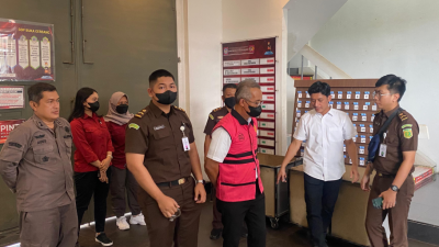 Kajari Singkawang memberikan keterangan pers terkait penetapan tersangka kasus korupsi HPL di Kelurahan Sedau. (Dok. Kejari Singkawang)