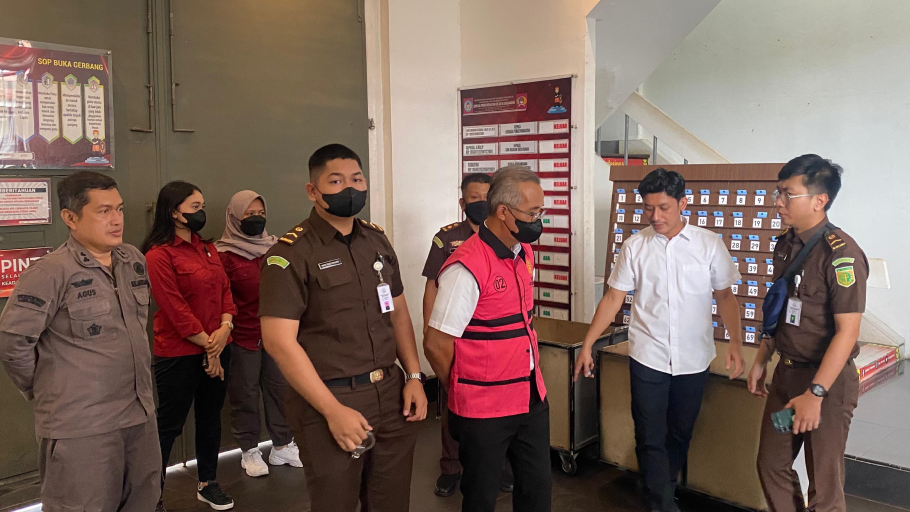 Kajari Singkawang memberikan keterangan pers terkait penetapan tersangka kasus korupsi HPL di Kelurahan Sedau. (Dok. Kejari Singkawang)