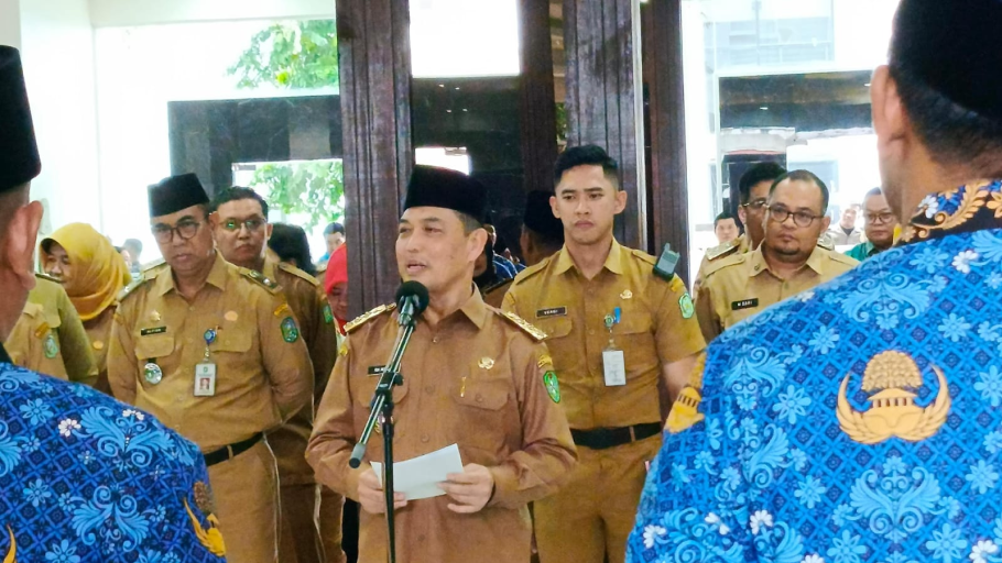 Gubernur Kalimantan Barat, Ria Norsan secara resmi melantik 1220 PPPK Tahap 1 Formasi Tahun 2024 di Lingkungan Pemprov Kalbar, Selasa (1/7/2025) (foto: Mario/Faktakalbar.id)