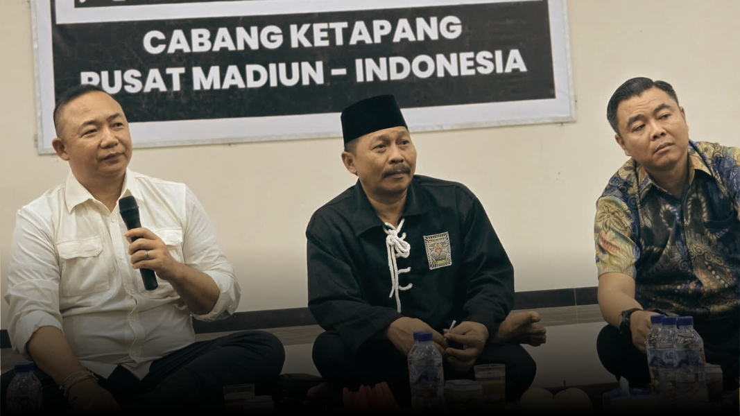 Bupati Ketapang Alexander Wilyo mengunjungi Padepokan PSHT Manis Mata sebagai bentuk dukungan terhadap pencak silat dan nilai persatuan. (Dok. HO/faktakalbar.id)