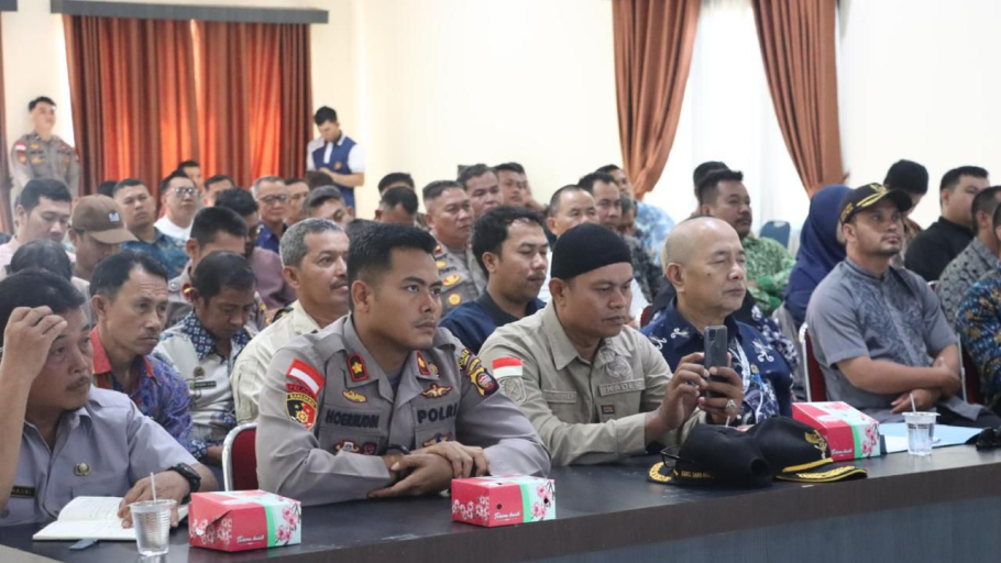 Kapolres Sambas bersama pejabat daerah saat rapat koordinasi swasembada jagung di Aula Dhira Wijaya. (Dok. Polres Sambas)
