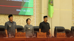 Wali Kota Singkawang bersama DPRD hadiri rapat paripurna bahas tiga Raperda strategis di kantor DPRD. (Dok. Instagram/@prokopimsingkawang)