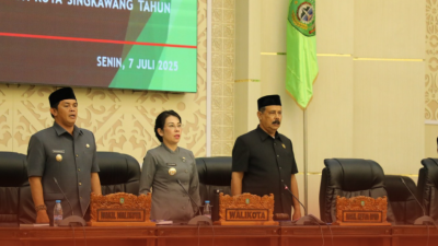 Wali Kota Singkawang bersama DPRD hadiri rapat paripurna bahas tiga Raperda strategis di kantor DPRD. (Dok. Instagram/@prokopimsingkawang)