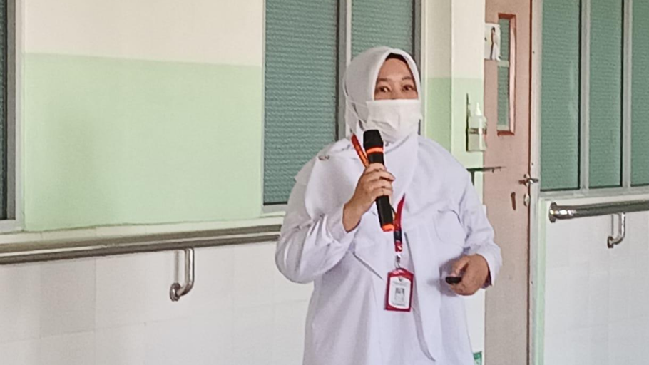 Apoteker RSUD SSMA menjelaskan risiko penggunaan antibiotik sembarangan saat diare kepada pasien rumah sakit. (Dok. HO/faktakalbar.id)