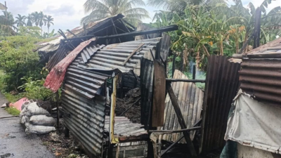 Kondisi rumah di Jalan Tabrani Ahmad, Pontianak Barat, usai dilahap api pada Rabu pagi (03/07/2025). Diduga kebakaran akibat konsleting listrik. (Foto: amb/Faktakalbar.id)