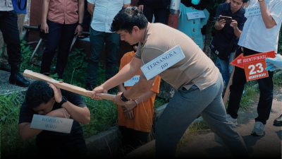 Aparat kepolisian mengawasi rekonstruksi kasus pengeroyokan maut di Mapolres Sambas, Rabu (23/07/2025), yang melibatkan lima tersangka. (Dok. Polres Sambas)