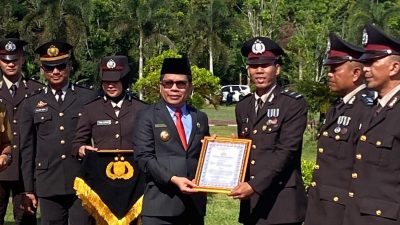 Bupati Sambas Satono berfoto bersama personel Polres Sambas dalam peringatan HUT Bhayangkara ke-79. (Dok. Faktakalbar.id)