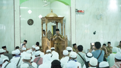 Bupati Sambas Satono menyambut jamaah haji di Masjid Jami’ Darul Falah, Semelagi Besar. (Dok. HO/Faktakalbar.id)