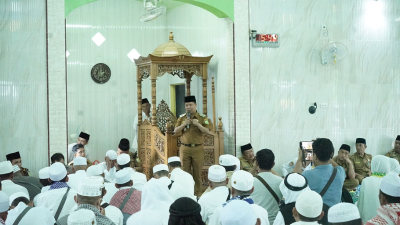 Bupati Sambas Satono menyambut jamaah haji di Masjid Jami’ Darul Falah, Semelagi Besar. (Dok. HO/Faktakalbar.id)