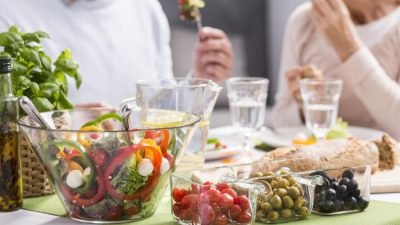 Ilustrasi - Makanan sehat seperti telur, sayuran hijau, dan buah beri sangat dianjurkan untuk menjaga kebugaran tubuh di usia 50 tahun ke atas. (Dok. Shutterstock)