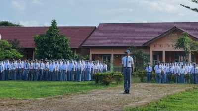 Siswa-siswi SMKN 1 Sambas mengikuti upacara bendera. Banyak di antara mereka berasal dari pelosok dan berharap adanya pembangunan mess sekolah. (Dok. Ist)