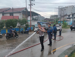 Satlantas Sekadau Bersihkan Tumpahan Solar di Jalan Merdeka
