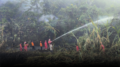 Asap mengepul saat tim gabungan memadamkan kebakaran lahan di Kota Solok, Sumatera Barat, Rabu (23/7). (Dok: HO/Faktakalbar.id)