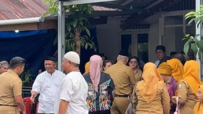 Suasana rumah duka almarhumah Mas Henny Dewi Sartika, Kepala Bidang PPHA DP3A Kalbar. Sejumlah kerabat dan rekan kerja datang untuk memberikan penghormatan terakhir. (Dok. Ist)