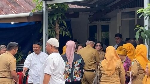 Suasana rumah duka almarhumah Mas Henny Dewi Sartika, Kepala Bidang PPHA DP3A Kalbar. Sejumlah kerabat dan rekan kerja datang untuk memberikan penghormatan terakhir. (Dok. Ist)