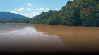 Perubahan warna air Sungai Sambas menjadi kuning pekat memicu kekhawatiran warga dan sorotan DPRD Sambas terhadap potensi pencemaran. (Dok. Ist)