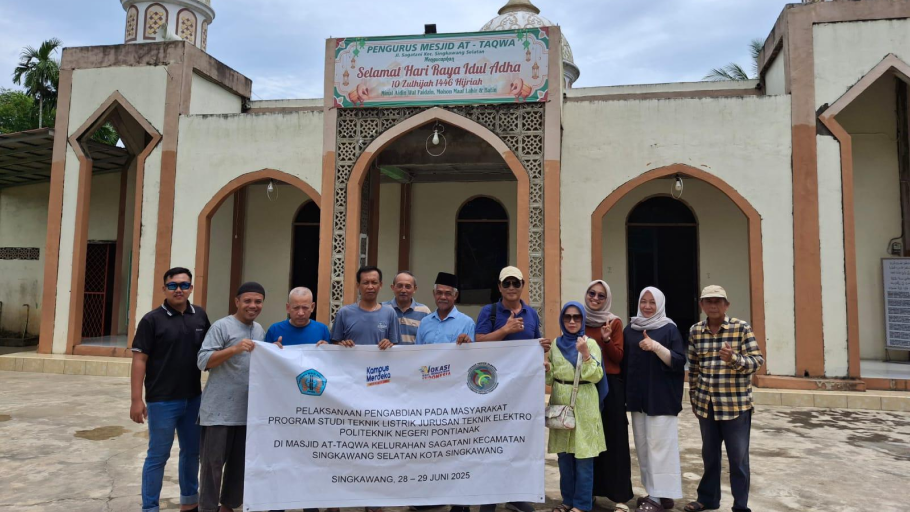 Anggota tim Pengabdian kepada Masyarakat dari Prodi Teknik Listrik Polnep saat melakukan pemasangan kipas dan penerangan di Masjid At-Taqwa, Singkawang Selatan. (Dok. HO/Faktakalbar.id)