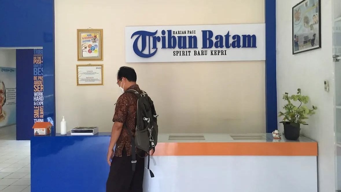 Kantor Tribun Batam yang menjadi lokasi sasaran order fiktif. Serangan digital ini merupakan bentuk teror yang dikecam keras karena mengganggu kerja jurnalistik dan mengancam kebebasan pers di Kepulauan Riau.