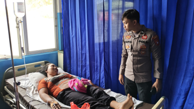 Mega dievakuasi warga usai tersambar percikan petir di sawah (Dok. Faktakalbar.id)