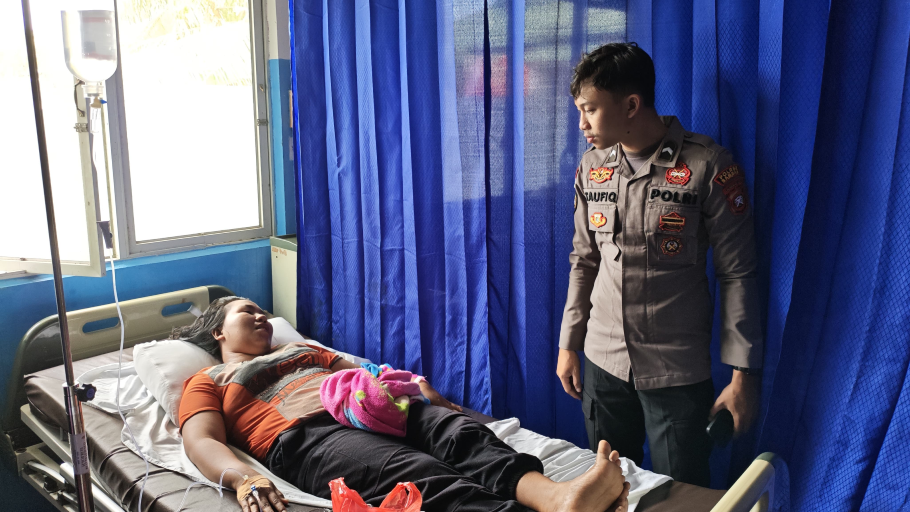 Mega dievakuasi warga usai tersambar percikan petir di sawah (Dok. Faktakalbar.id)