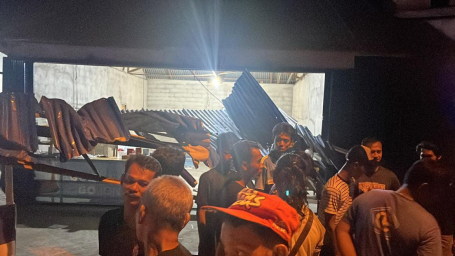 Tempat kejadian perkara (TKP) kecelakaan maut yang tewaskan seorang warga usai ditabrak bus di Jalan Trans Kalimantan KM 15, Senin (30/6/2025) (dok. Polres Kubu Raya)