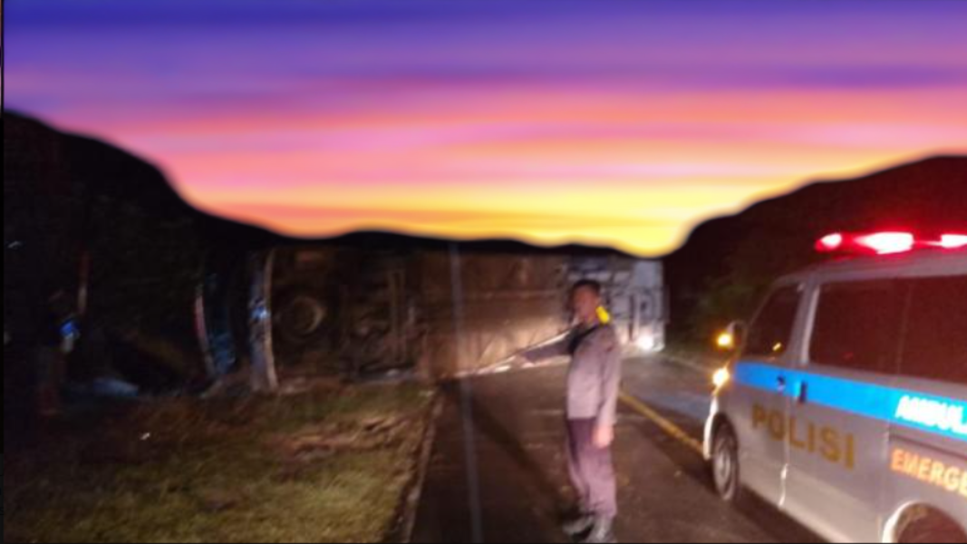 Kondisi bus Tris Star Melawi setelah mengalami kecelakaan di ruas Jalan Sintang–Pinoh, Jumat (18/07/2025). (Dok. Ist)