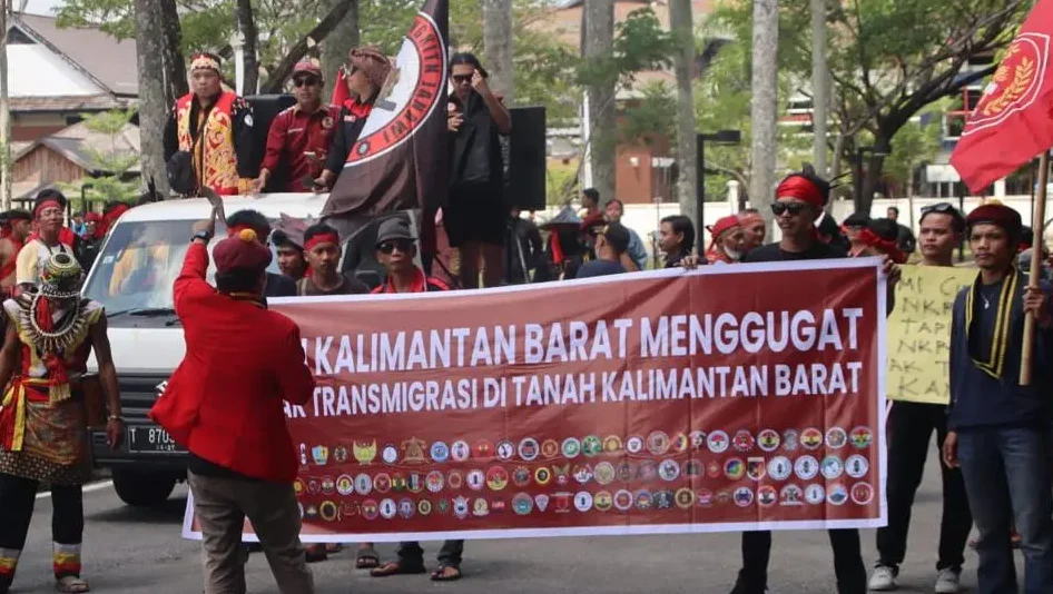 Aliansi Kalimantan Barat Menggugat melakukan aksi demonstrasi menolak penempatan transmigrasi di wilayah Kalimantan Barat. (Dok. Ist)