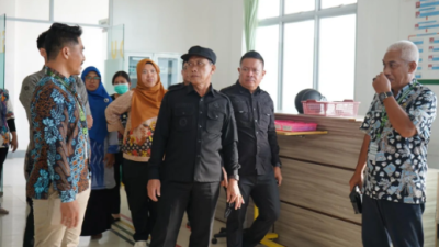 Wakil Bupati Kapuas Hulu, Sukardi, saat berdialog dengan tenaga medis di sela-sela peninjauan fasilitas di Rumah Sakit Badau, Kamis (24/7/2025). (Dok. Ist)