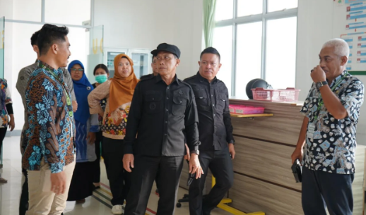 Wakil Bupati Kapuas Hulu, Sukardi, saat berdialog dengan tenaga medis di sela-sela peninjauan fasilitas di Rumah Sakit Badau, Kamis (24/7/2025). (Dok. Ist)