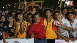 Wakil Wali Kota Singkawang, Muhammadin berfoto bersama para pelajar yang menjadi peserta turnamen bola voli Piala Wali Kota. (Dok. Ist)